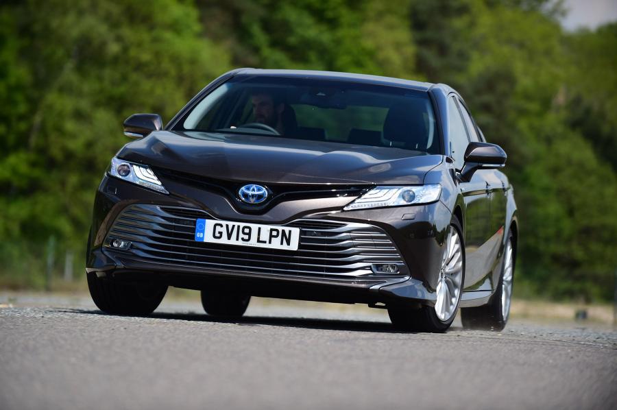  Toyota Camry Hybrid 2019 года  (UK) (фото 35 из 40)